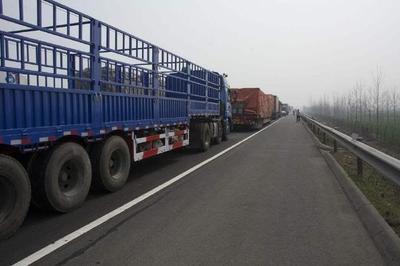 車速120跑高速，突遇障礙物 撞還是躲？嫌命長才這樣選